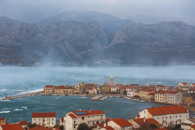 Kad priroda pokaže svu svoju moć! Pogledajte žestoke nalete orkanske bure u mjestu podno Velebita