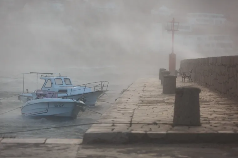 Kad priroda pokaže svu svoju moć! Pogledajte žestoke nalete orkanske bure u mjestu podno Velebita