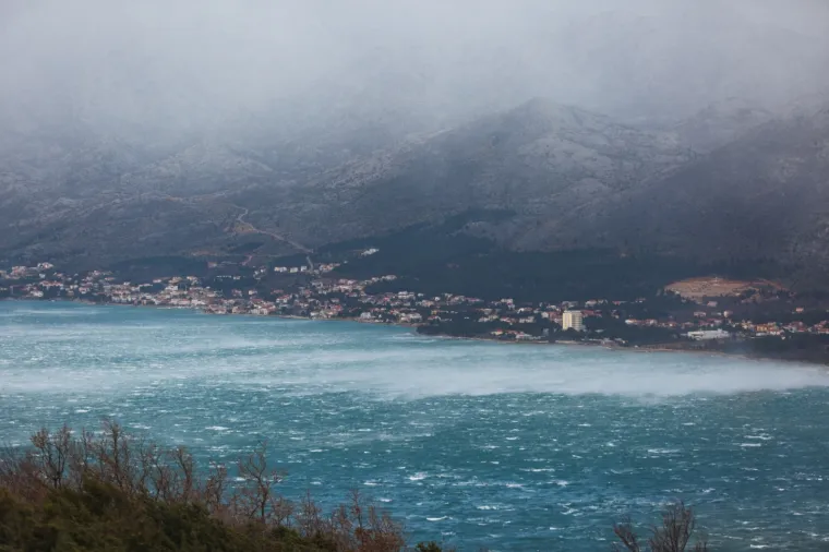 Kad priroda pokaže svu svoju moć! Pogledajte žestoke nalete orkanske bure u mjestu podno Velebita