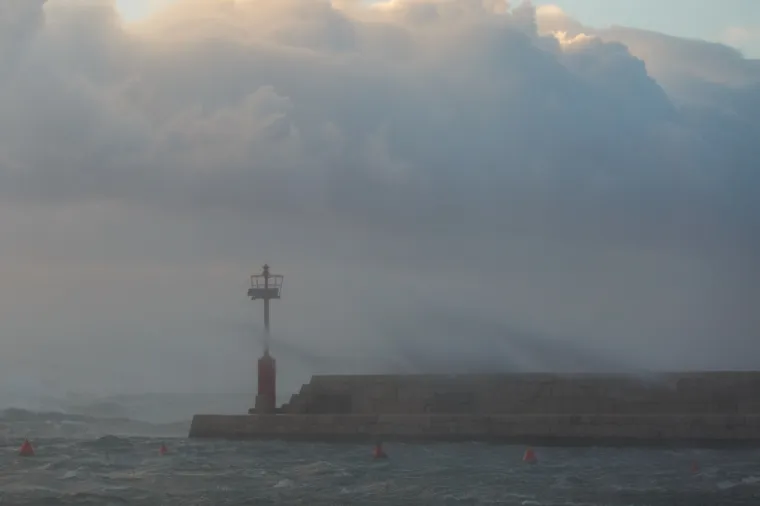 Kad priroda pokaže svu svoju moć! Pogledajte žestoke nalete orkanske bure u mjestu podno Velebita