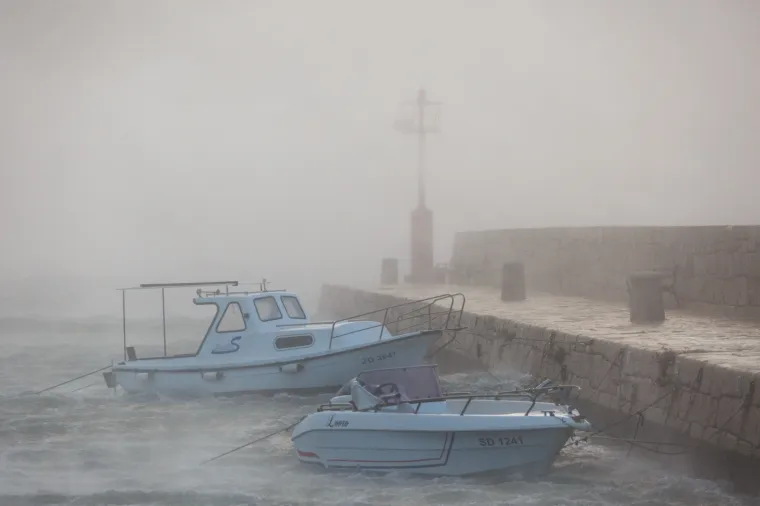 Kad priroda pokaže svu svoju moć! Pogledajte žestoke nalete orkanske bure u mjestu podno Velebita