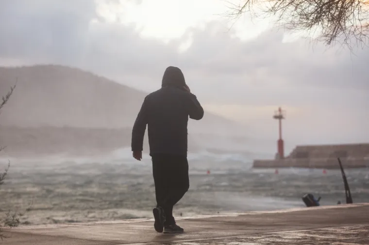 Kad priroda pokaže svu svoju moć! Pogledajte žestoke nalete orkanske bure u mjestu podno Velebita