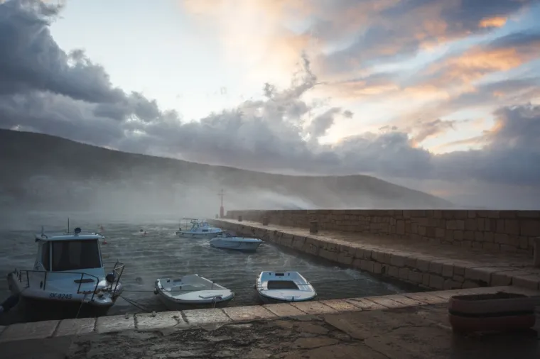 Kad priroda pokaže svu svoju moć! Pogledajte žestoke nalete orkanske bure u mjestu podno Velebita