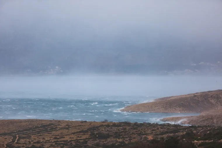 Kad priroda pokaže svu svoju moć! Pogledajte žestoke nalete orkanske bure u mjestu podno Velebita