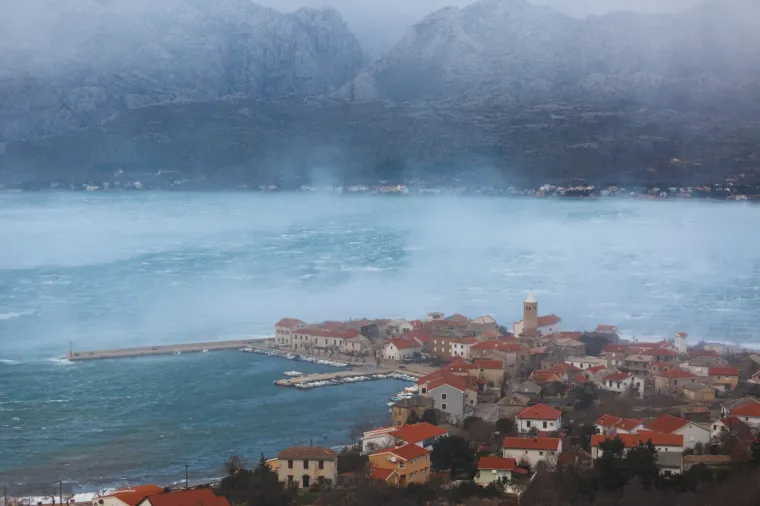 Kad priroda pokaže svu svoju moć! Pogledajte žestoke nalete orkanske bure u mjestu podno Velebita