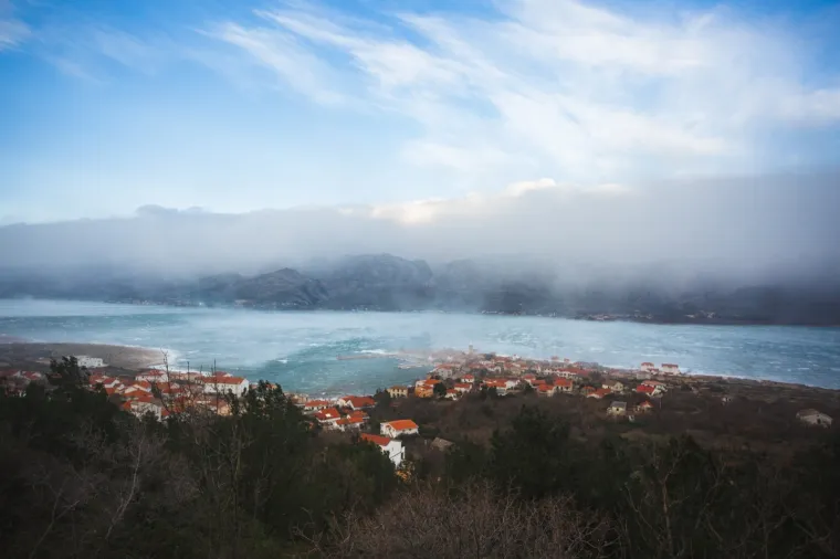 Kad priroda pokaže svu svoju moć! Pogledajte žestoke nalete orkanske bure u mjestu podno Velebita