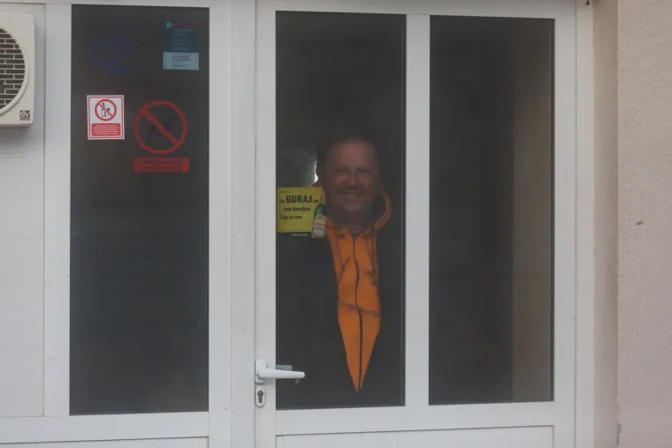 Kad priroda pokaže svu svoju moć! Pogledajte žestoke nalete orkanske bure u mjestu podno Velebita