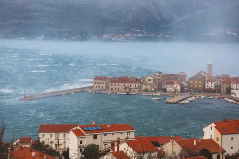 Kad priroda pokaže svu svoju moć! Pogledajte žestoke nalete orkanske bure u mjestu podno Velebita