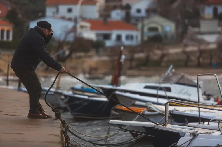 Kad priroda pokaže svu svoju moć! Pogledajte žestoke nalete orkanske bure u mjestu podno Velebita