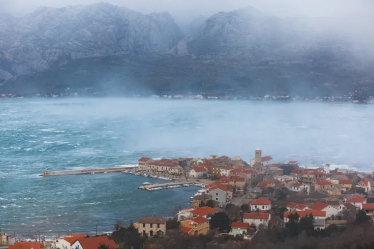 Kad priroda pokaže svu svoju moć! Pogledajte žestoke nalete orkanske bure u mjestu podno Velebita