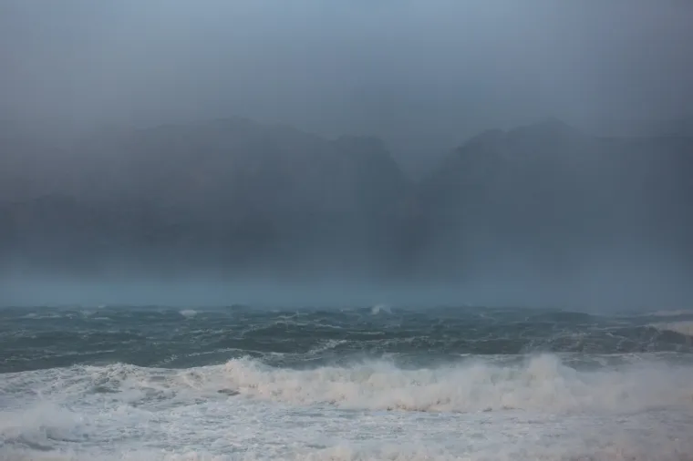 Kad priroda pokaže svu svoju moć! Pogledajte žestoke nalete orkanske bure u mjestu podno Velebita
