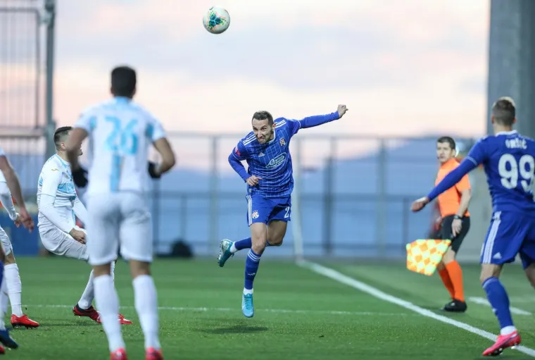 Nogometa&scaron;i Rijeke bolje su se na kraju sna&scaron;li u takvim uvjetima i izborili plasman u polufinale hrvatskog nogometnog Kupa nakon &scaron;to su u posljednjem susretu četvrtfinala na Rujevici pred 4.200 gledatelja pobijedili Dinamo s 1:0.