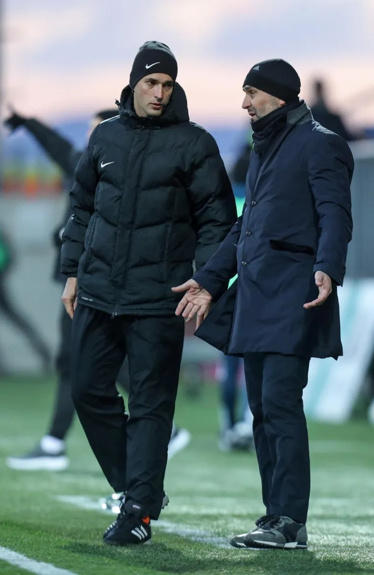 Pogodak odluke u susretu koji je igran po iznimno te&scaron;kim uvjetima i jakoj buri, zabio je Antonio Čolak u 16. minuti. Branitelj naslova je ovom pobjedom izborio plasman u polufinale u kojem će igrati protiv Osijeka, dok će u drugom polufinalnom paru snage odmjeriti Slaven Belupo i Lokomotiva.