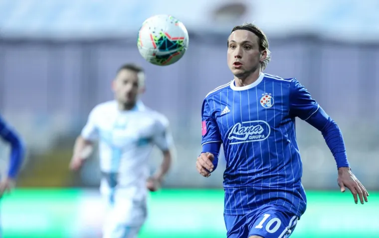 Veliki derbi četvrtfinala hrvatskog Kupa trebao se igrati 3. prosinca, međutim zbog gustog rasporeda i važnih utakmica u Ligi prvaka, Dinamo je zatražio odgodu, a Rijeka je dala svoj pristanak pa je utakmica prebačena za veljaču.