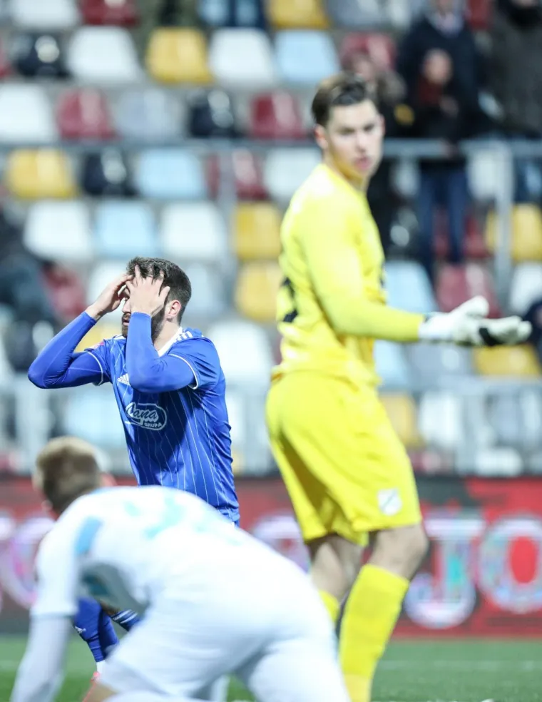 [FOTO] ZAUSTAVI SE VJETRE: Rujevica je bila pod naletom orkanskog vjetra; Na trenutke se uopće nije moglo igrati, pogledajte prizore koji zaleđuju