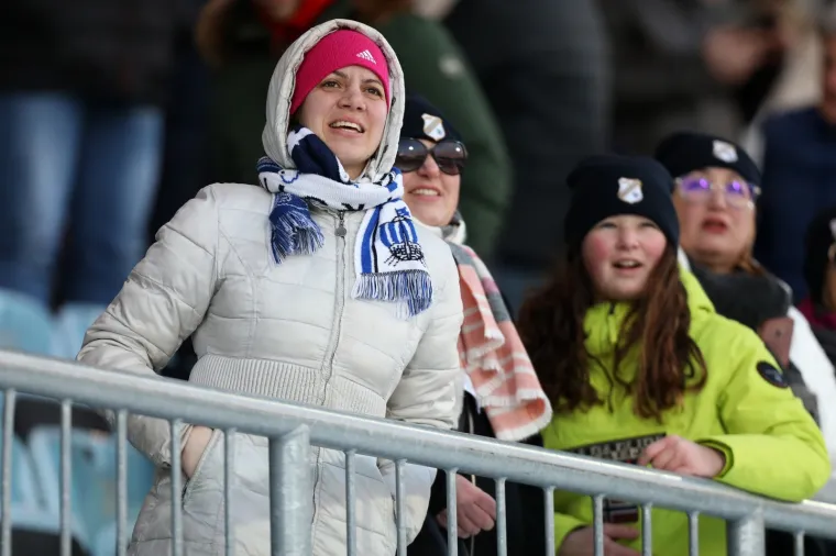 [FOTO] ZAUSTAVI SE VJETRE: Rujevica je bila pod naletom orkanskog vjetra; Na trenutke se uopće nije moglo igrati, pogledajte prizore koji zaleđuju