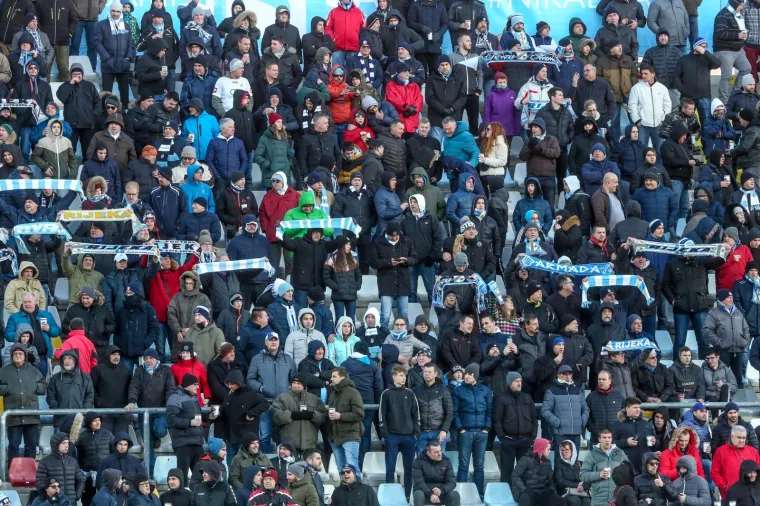 [FOTO] ZAUSTAVI SE VJETRE: Rujevica je bila pod naletom orkanskog vjetra; Na trenutke se uopće nije moglo igrati, pogledajte prizore koji zaleđuju
