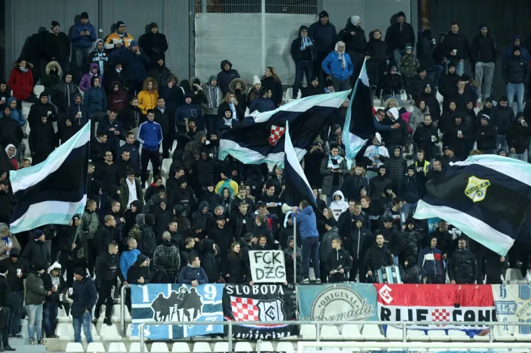 [FOTO] ZAUSTAVI SE VJETRE: Rujevica je bila pod naletom orkanskog vjetra; Na trenutke se uopće nije moglo igrati, pogledajte prizore koji zaleđuju