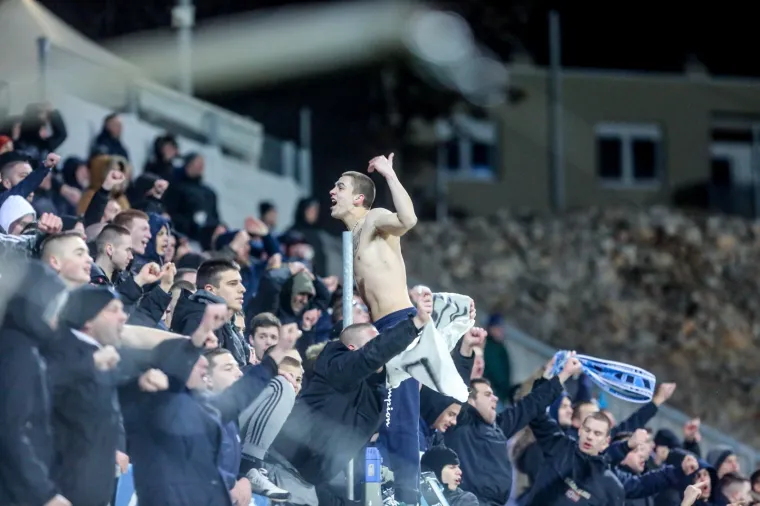 [FOTO] ZAUSTAVI SE VJETRE: Rujevica je bila pod naletom orkanskog vjetra; Na trenutke se uopće nije moglo igrati, pogledajte prizore koji zaleđuju