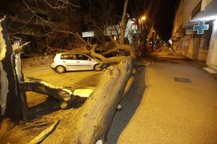 Mostar ostao bez struje u snažnom nevremenu: Vjetar čupao drveće i prevrnuo dvije prikolice!