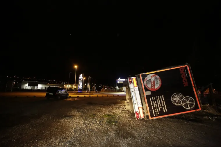 Mostar ostao bez struje u snažnom nevremenu: Vjetar čupao drveće i prevrnuo dvije prikolice!