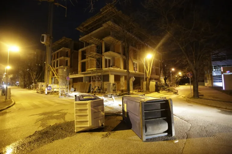 Mostar ostao bez struje u snažnom nevremenu: Vjetar čupao drveće i prevrnuo dvije prikolice!