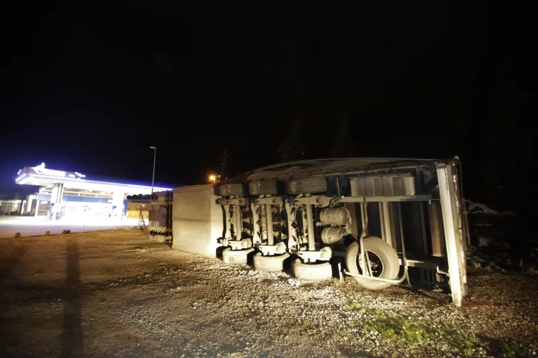 Mostar ostao bez struje u snažnom nevremenu: Vjetar čupao drveće i prevrnuo dvije prikolice!