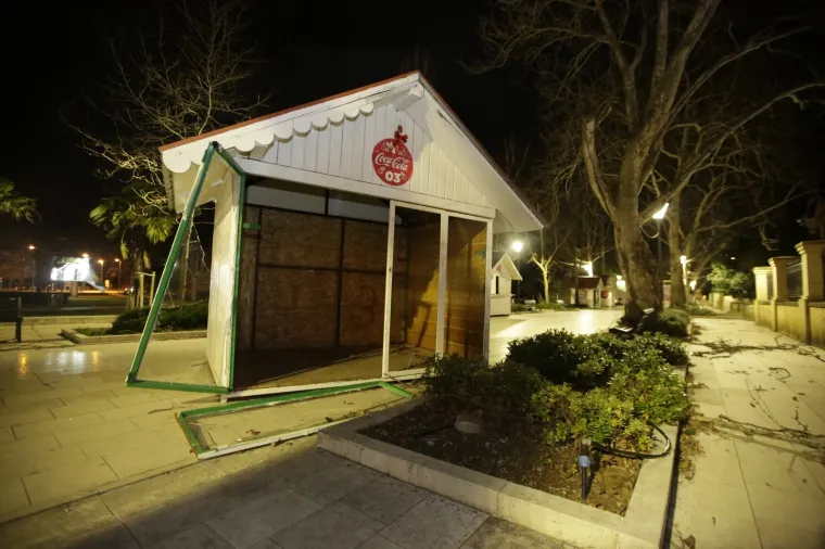 Mostar ostao bez struje u snažnom nevremenu: Vjetar čupao drveće i prevrnuo dvije prikolice!