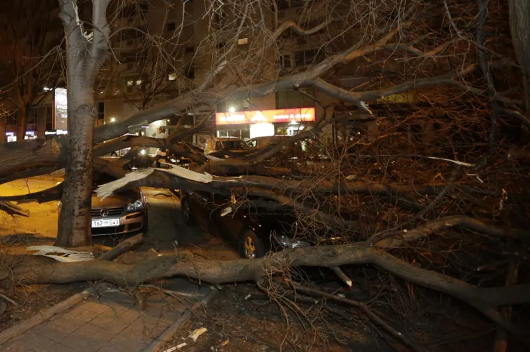 Mostar ostao bez struje u snažnom nevremenu: Vjetar čupao drveće i prevrnuo dvije prikolice!