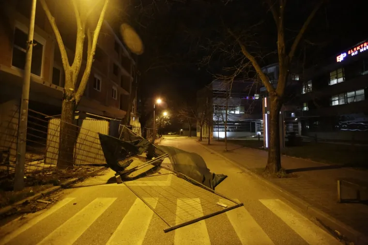 Mostar ostao bez struje u snažnom nevremenu: Vjetar čupao drveće i prevrnuo dvije prikolice!