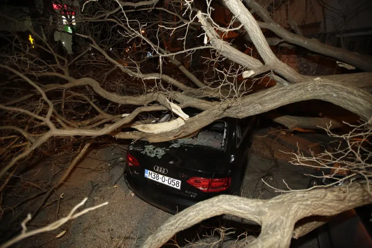 Mostar ostao bez struje u snažnom nevremenu: Vjetar čupao drveće i prevrnuo dvije prikolice!