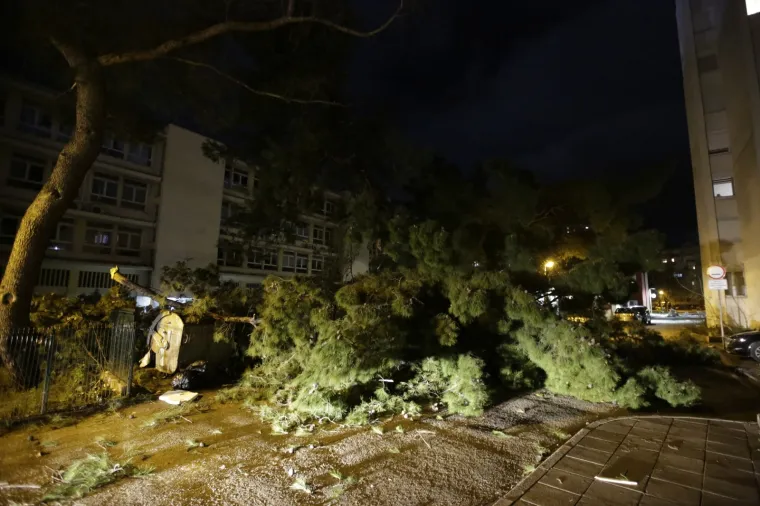 Mostar ostao bez struje u snažnom nevremenu: Vjetar čupao drveće i prevrnuo dvije prikolice!