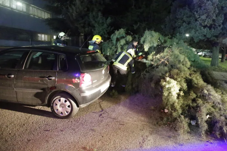 Mostar ostao bez struje u snažnom nevremenu: Vjetar čupao drveće i prevrnuo dvije prikolice!
