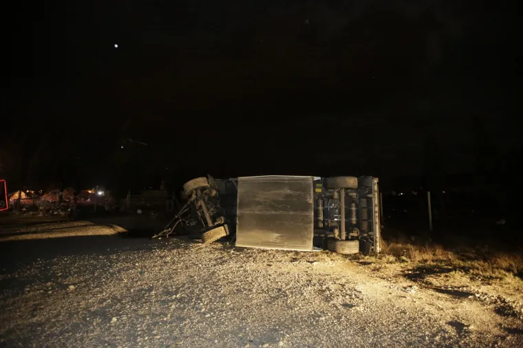 Mostar ostao bez struje u snažnom nevremenu: Vjetar čupao drveće i prevrnuo dvije prikolice!