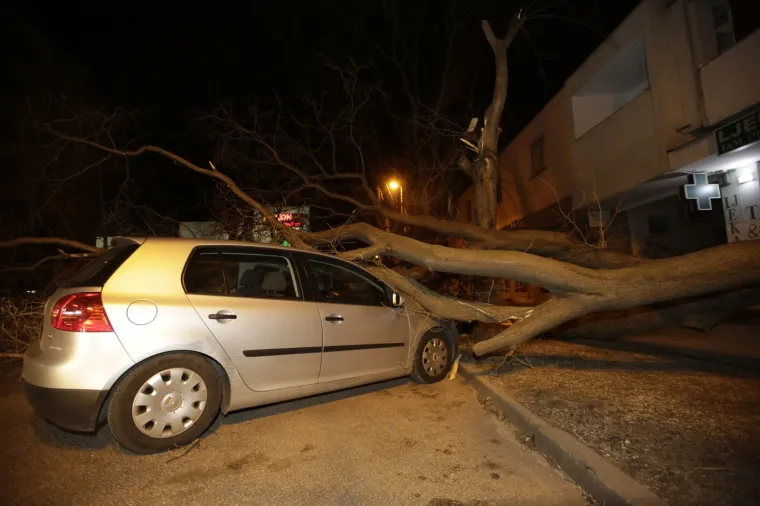 Mostar ostao bez struje u snažnom nevremenu: Vjetar čupao drveće i prevrnuo dvije prikolice!