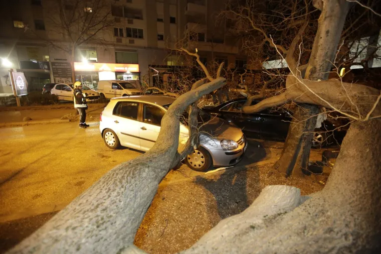 Mostar ostao bez struje u snažnom nevremenu: Vjetar čupao drveće i prevrnuo dvije prikolice!