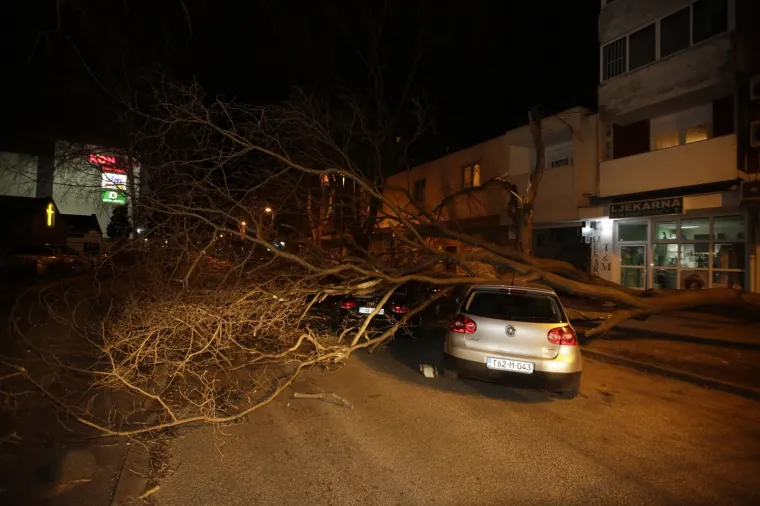 Mostar ostao bez struje u snažnom nevremenu: Vjetar čupao drveće i prevrnuo dvije prikolice!