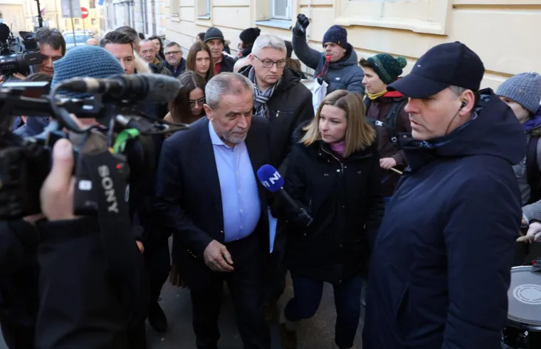 Napeto u Zagrebu: Bandić stigao na Skup&scaron;tinu, prosvjednici ga izviždali