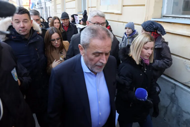 Napeto u Zagrebu: Bandić stigao na Skup&scaron;tinu, prosvjednici ga izviždali