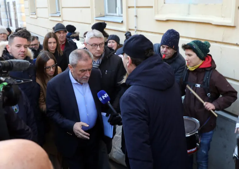 Napeto u Zagrebu: Bandić stigao na Skup&scaron;tinu, prosvjednici ga izviždali