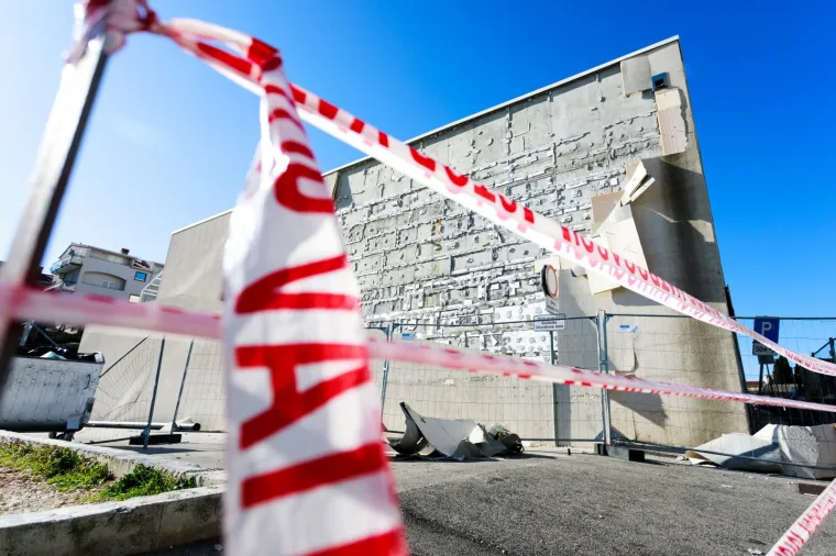Ovo nije prvi put: Jaka bura uni&scaron;tila pročelje Zdravstvene &scaron;kole u Splitu
