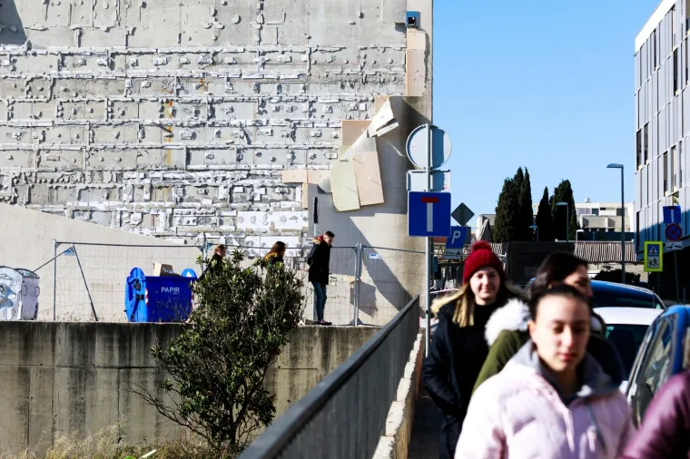 Ovo nije prvi put: Jaka bura uni&scaron;tila pročelje Zdravstvene &scaron;kole u Splitu