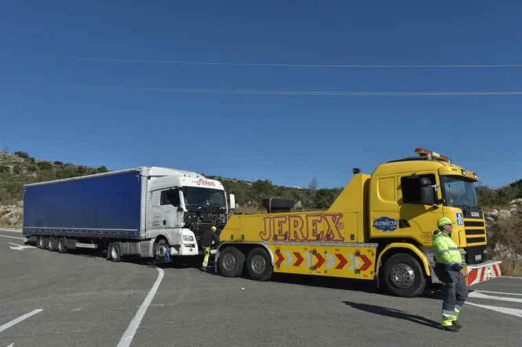 'Pomela' ih bura: U tijeku je akcija izvlačenja prevrnutih kamiona, promet obustavljen