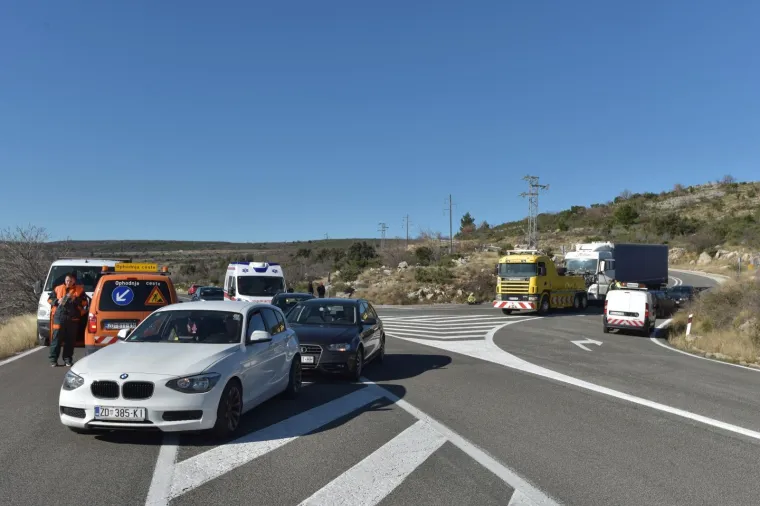 'Pomela' ih bura: U tijeku je akcija izvlačenja prevrnutih kamiona, promet obustavljen