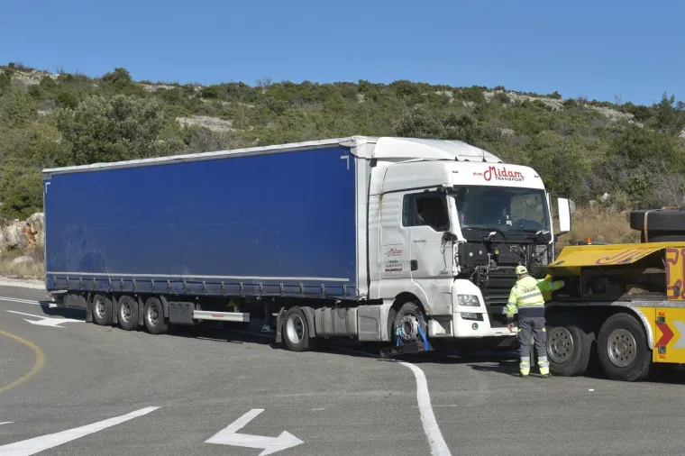 'Pomela' ih bura: U tijeku je akcija izvlačenja prevrnutih kamiona, promet obustavljen