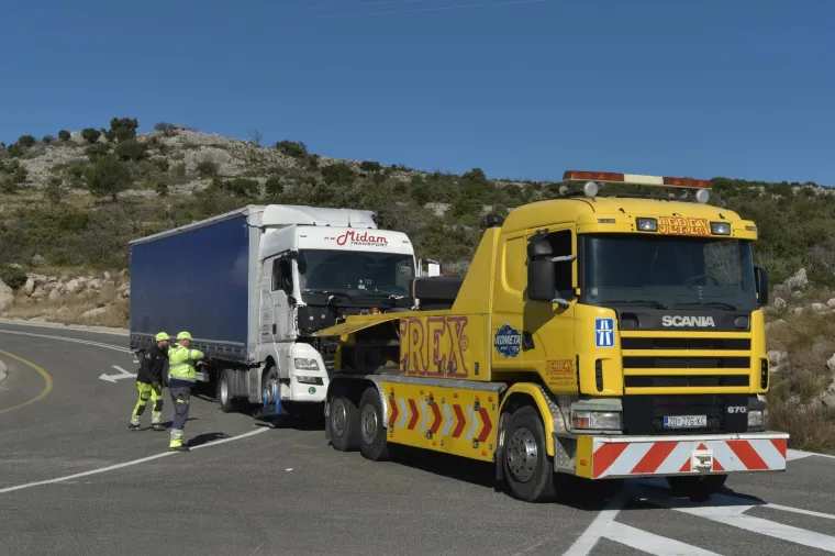 'Pomela' ih bura: U tijeku je akcija izvlačenja prevrnutih kamiona, promet obustavljen