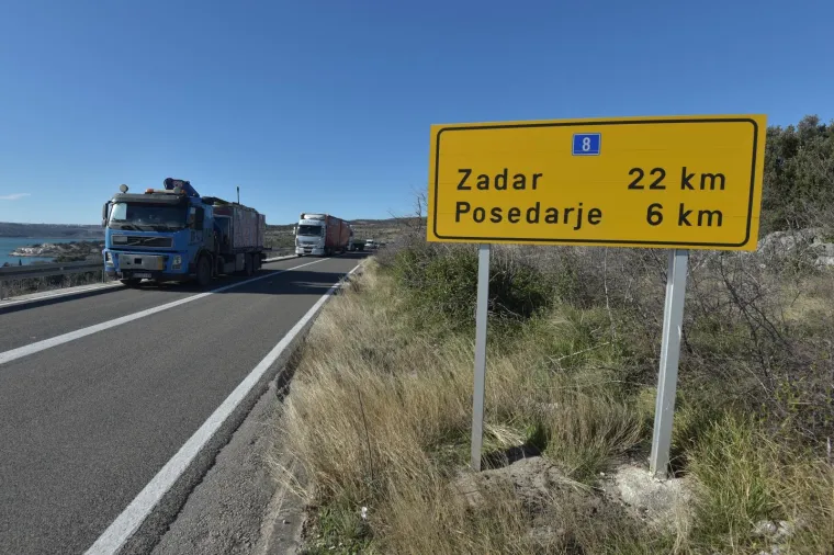 'Pomela' ih bura: U tijeku je akcija izvlačenja prevrnutih kamiona, promet obustavljen