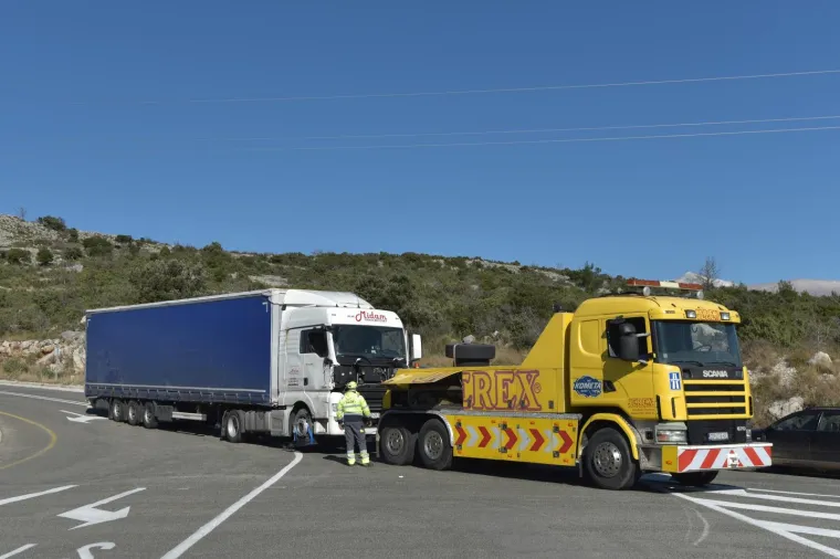 'Pomela' ih bura: U tijeku je akcija izvlačenja prevrnutih kamiona, promet obustavljen