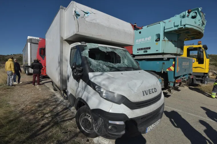 'Pomela' ih bura: U tijeku je akcija izvlačenja prevrnutih kamiona, promet obustavljen