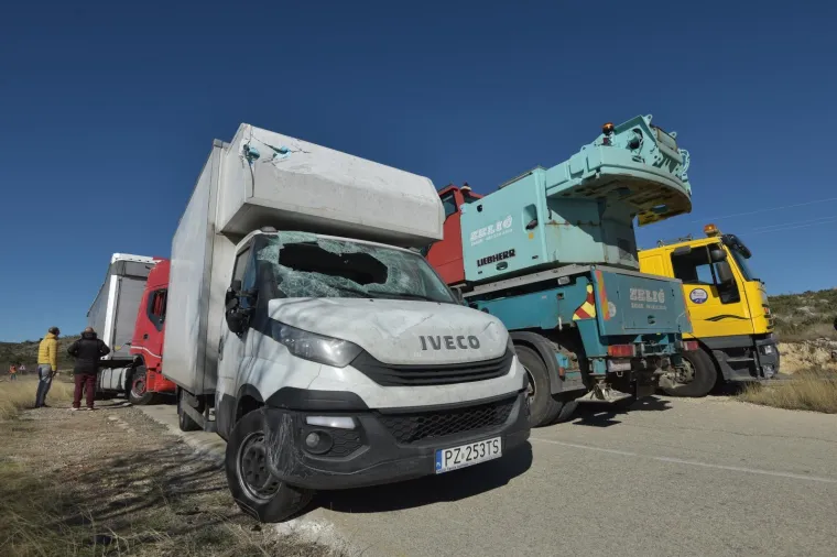 'Pomela' ih bura: U tijeku je akcija izvlačenja prevrnutih kamiona, promet obustavljen